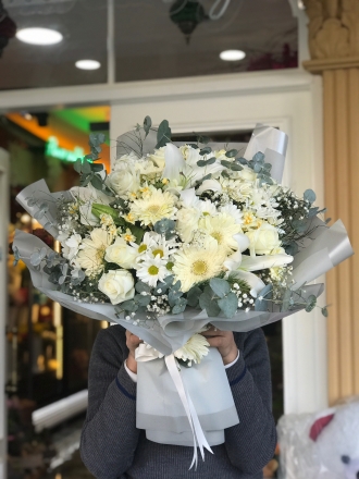 Beyaz bahar çiçeklerinden tasarlanmış Butik karışık buket 